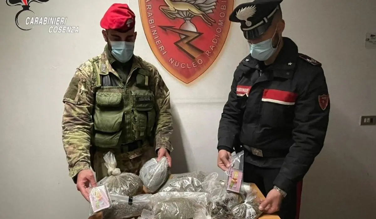 Cetraro, spacciava hashish e marijuana da domiciliari: arrestato 55enne