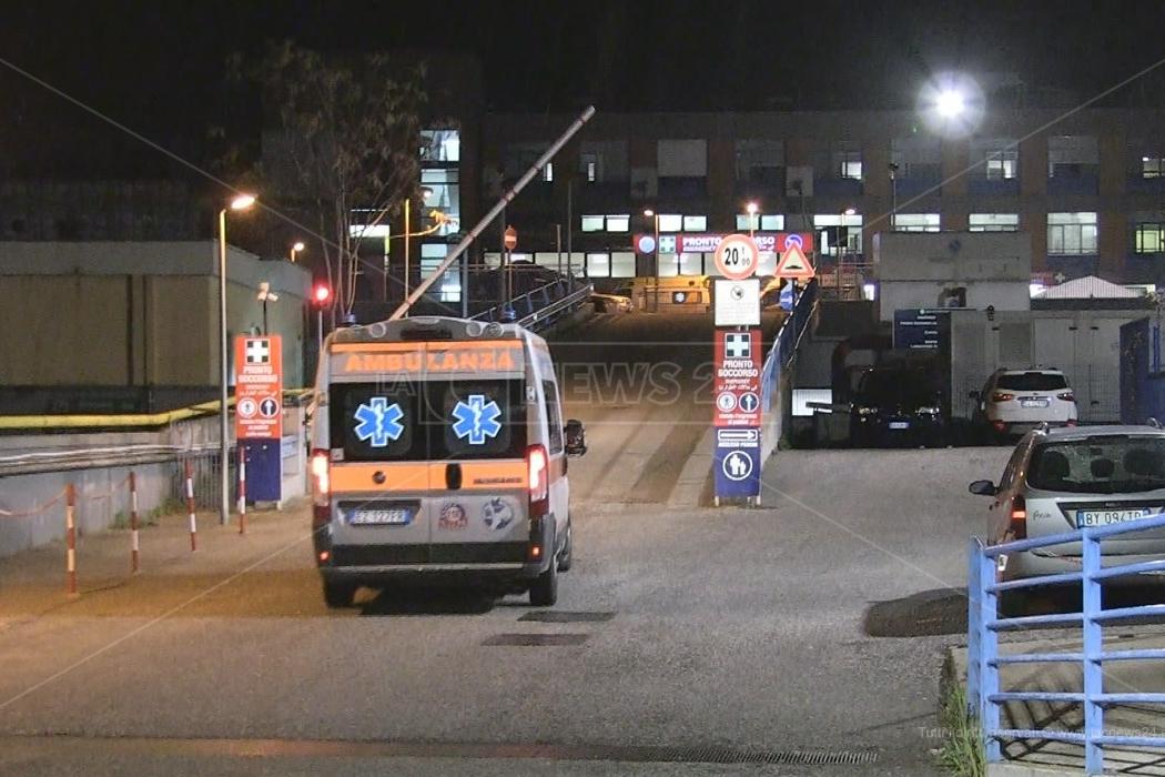 Incidente a Cosenza, scontro tra auto e moto: grave un diciannovenne
