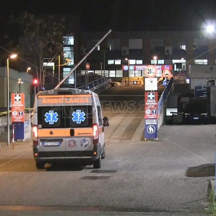Incidente a Cosenza, scontro tra auto e moto: grave un diciannovenne