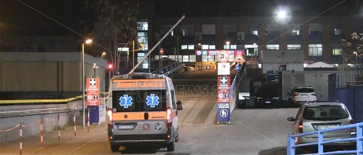 Incidente a Cosenza, scontro tra auto e moto: grave un diciannovenne