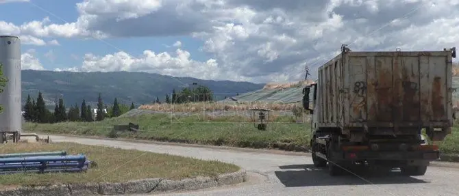 Rifiuti, Abramo sfida la Regione: «Pronti a occupare la discarica di Lamezia»