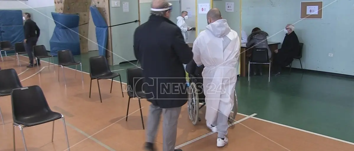 Covid, a Cosenza niente scorte di vaccino e posti letto esauriti: smentiti Longo e Spirlì