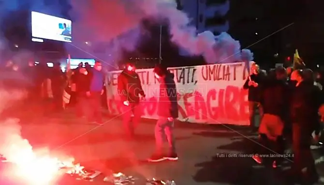 Cosenza, ammenda di 600 euro per chi accese il fumogeno al corteo contro la zona rossa