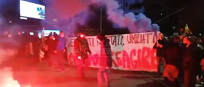 Cosenza, ammenda di 600 euro per chi accese il fumogeno al corteo contro la zona rossa