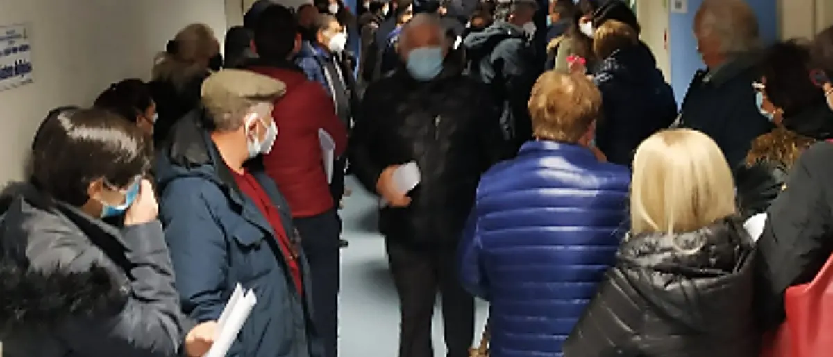 Soverato: «Pazienti ammassati in attesa del vaccino», la denuncia di Cittadinanzattiva
