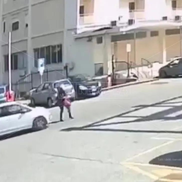 Paola, travolta da un’auto mentre attraversa la strada: tragedia sfiorata