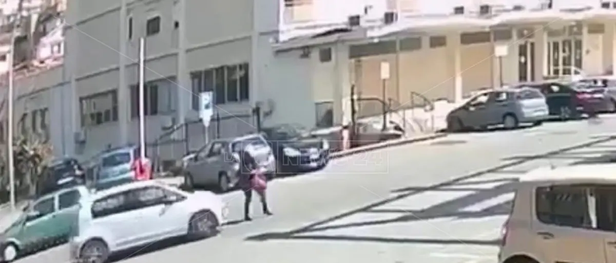 Paola, travolta da un’auto mentre attraversa la strada: tragedia sfiorata