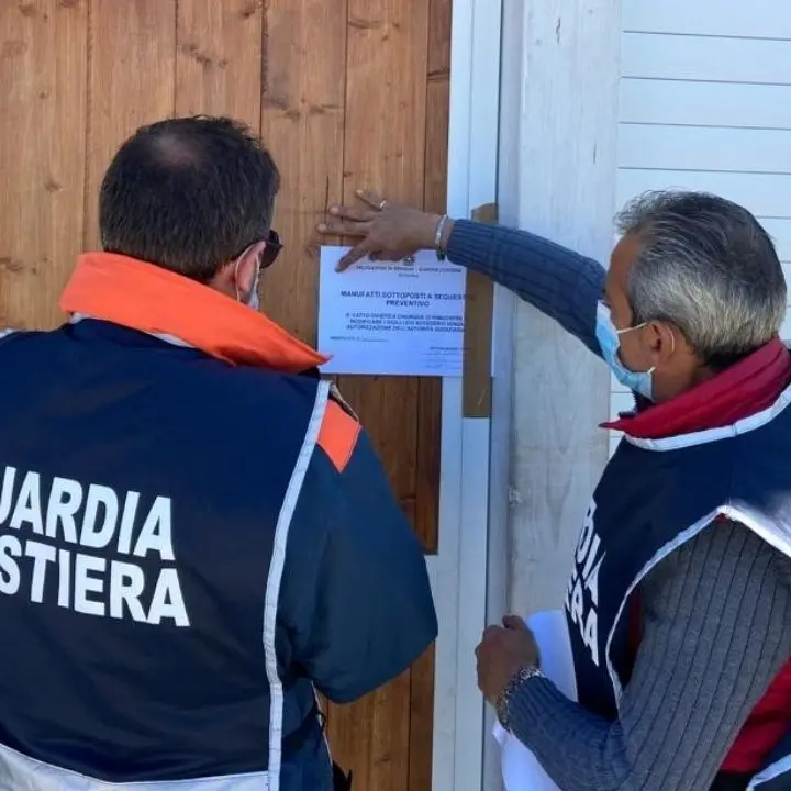 Amantea, sequestro di opere abusive sulla spiaggia: deferite 5 persone