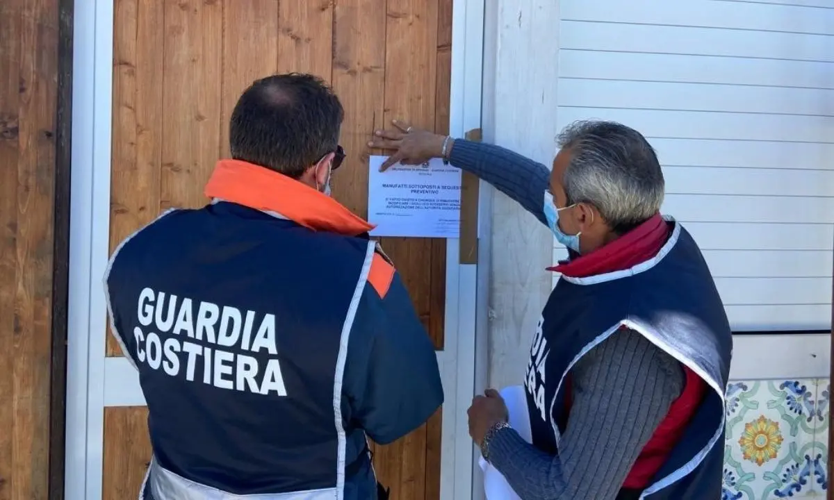 Amantea, sequestro di opere abusive sulla spiaggia: deferite 5 persone