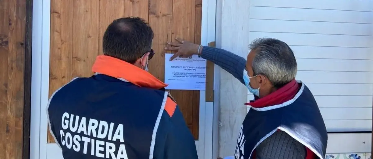 Amantea, sequestro di opere abusive sulla spiaggia: deferite 5 persone