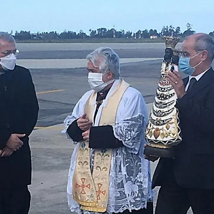 Crotone, l’aeroporto Sant’Anna accoglie la statua della Madonna di Loreto