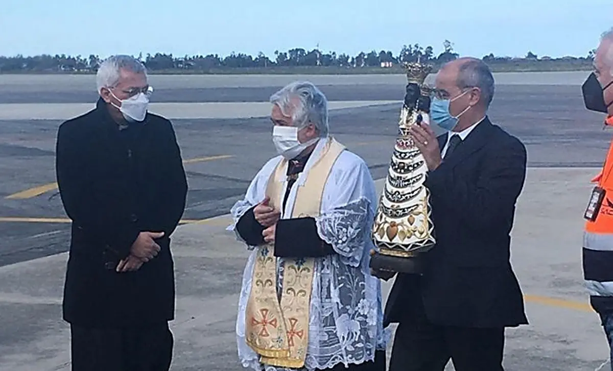 Crotone, l’aeroporto Sant’Anna accoglie la statua della Madonna di Loreto