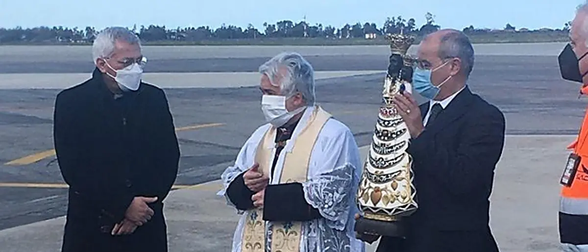 Crotone, l’aeroporto Sant’Anna accoglie la statua della Madonna di Loreto