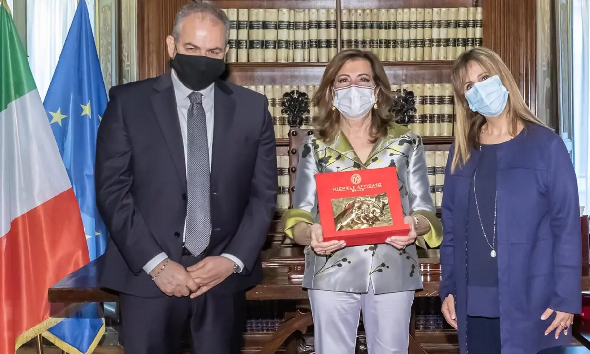 Camomilla Award, Casellati dona all'orafo crotonese Affidato la campanella del Senato