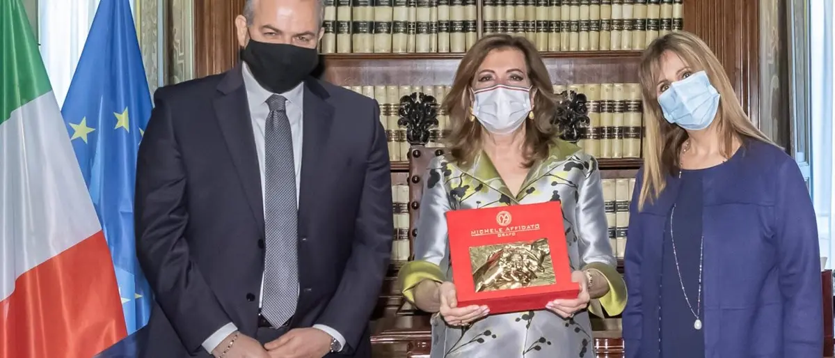 Camomilla Award, Casellati dona all'orafo crotonese Affidato la campanella del Senato