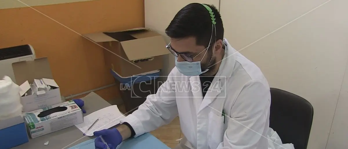 Più prenotazioni che scorte, a Catanzaro è caccia ai vaccini: all'appello mancano oltre mille dosi
