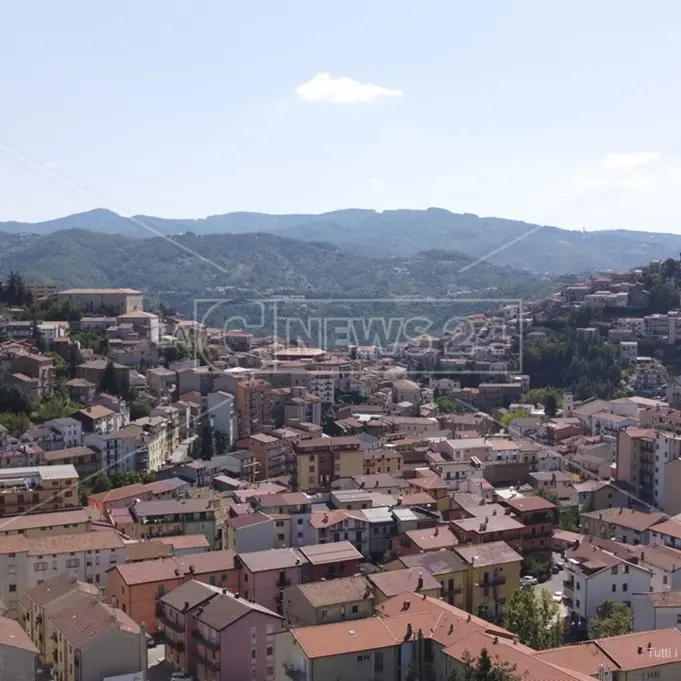 Acri zona rossa: Spirlì firma l’ordinanza: «Troppi casi Covid anche tra bambini»