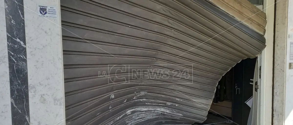 Rende, sfondano la saracinesca di un'armeria e fuggono con pistole e fucili