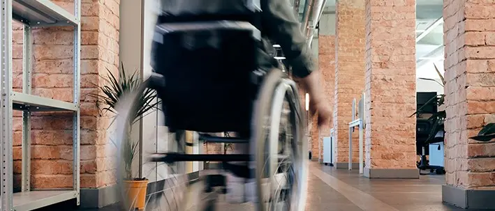 Vaccini agli invalidi, ora si può ma c’è chi viene mandato a 100 chilometri da casa