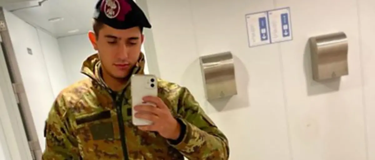 Soccorre le vittime di un incidente ma viene travolto da un'auto: muore militare