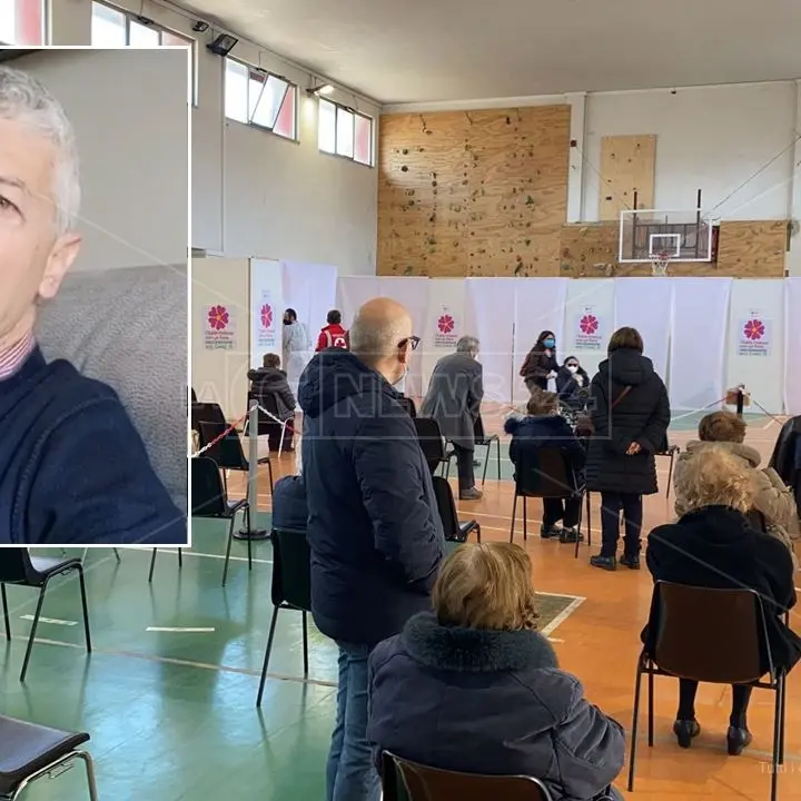 Irriconoscibile con tuta e cappuccio, nuovo blitz di Morra all'Asp di Cosenza