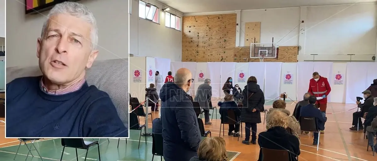 Irriconoscibile con tuta e cappuccio, nuovo blitz di Morra all'Asp di Cosenza