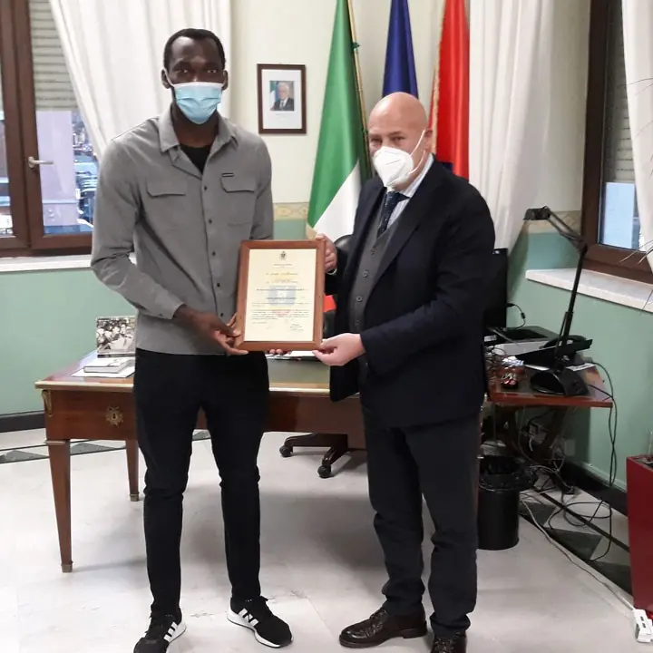 Crotone Calcio, insulti choc a Simy: sindaco conferisce cittadinanza simbolica al figlio