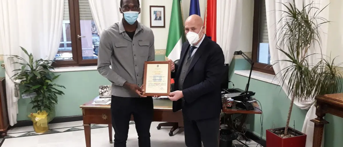 Crotone Calcio, insulti choc a Simy: sindaco conferisce cittadinanza simbolica al figlio