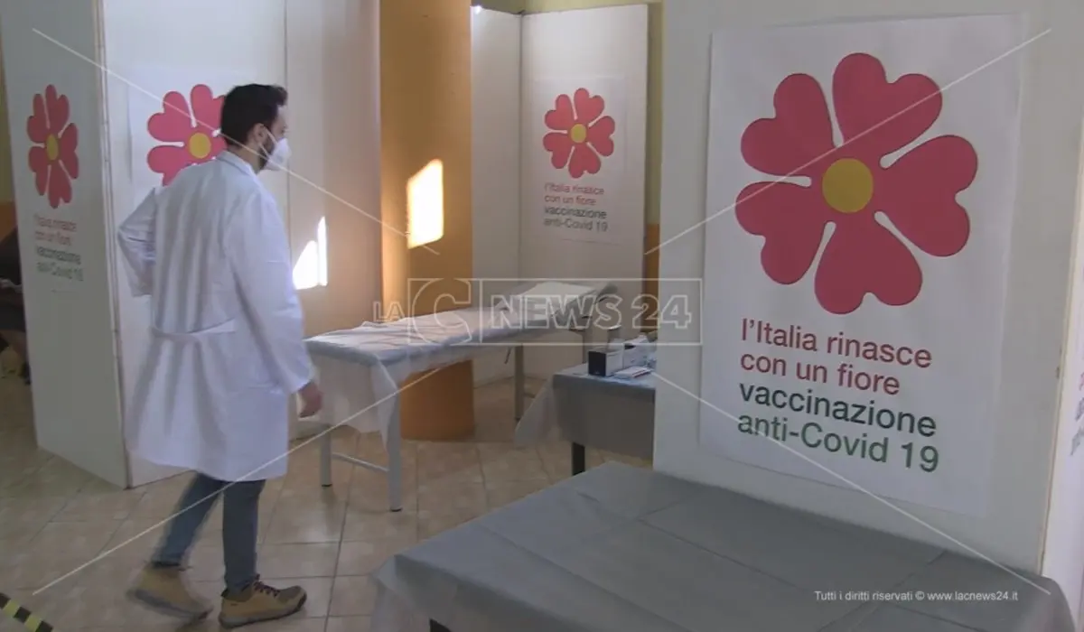 Vaccini obbligatori per i sanitari a contatto con i pazienti, l’ipotesi al vaglio del governo