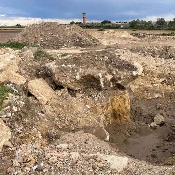 Sequestrata cava abusiva a Isola Capo Rizzuto: denunciato imprenditore