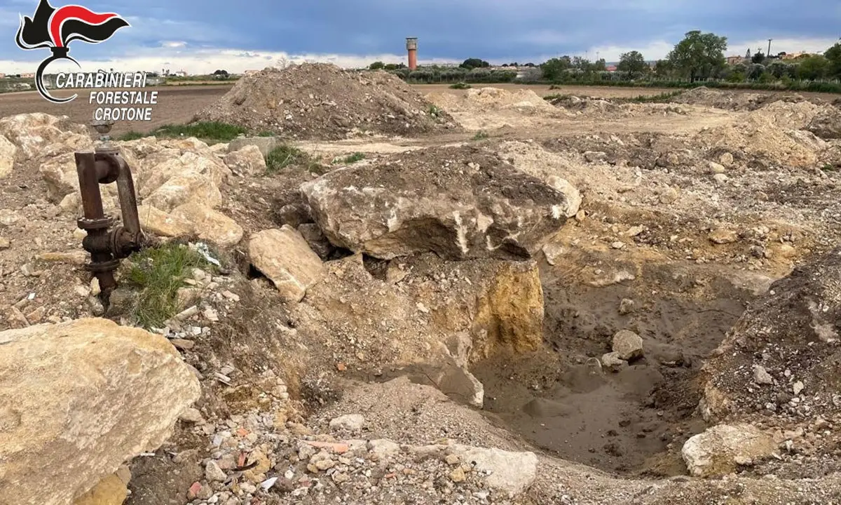 Sequestrata cava abusiva a Isola Capo Rizzuto: denunciato imprenditore