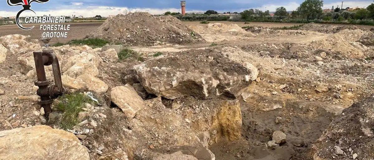 Sequestrata cava abusiva a Isola Capo Rizzuto: denunciato imprenditore