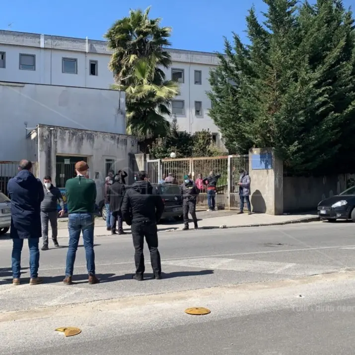 Cosenza, famiglia rom assedia l’ospedale dopo la morte di un congiunto per Covid