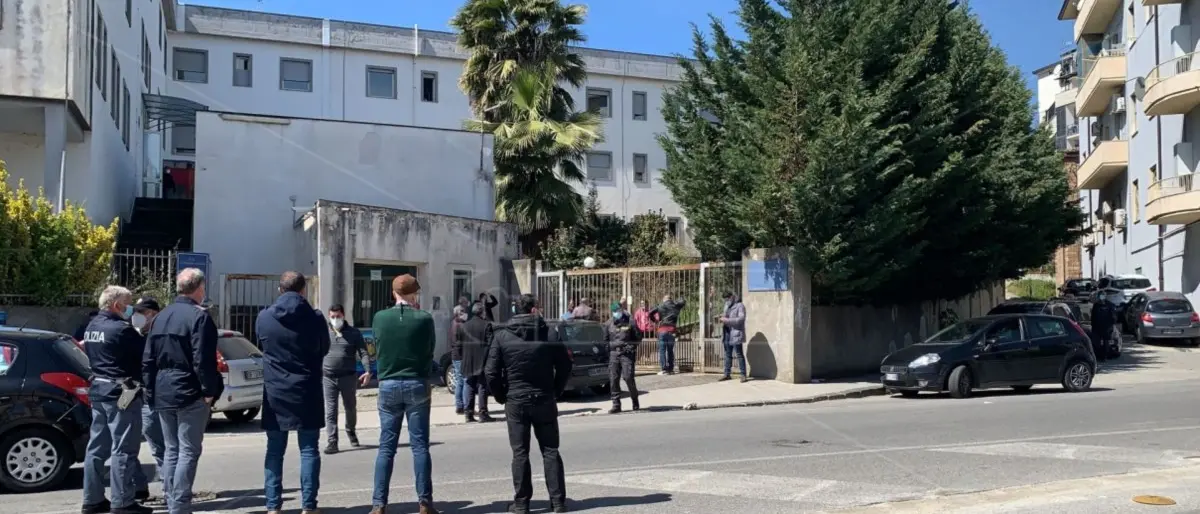 Cosenza, famiglia rom assedia l’ospedale dopo la morte di un congiunto per Covid