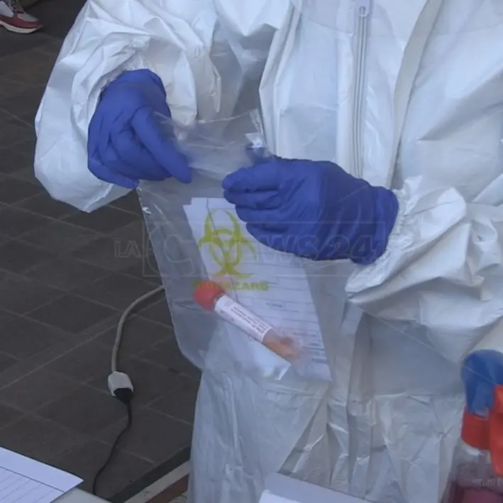 Covid Calabria, calano i contagi ma con circa 800 tamponi in meno: 366 nuovi positivi e 5 morti