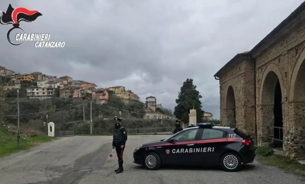 Coltiva e spaccia marijuana, 60enne di Maida finisce in carcere