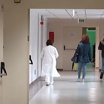 Polistena, al pronto soccorso pretende di essere visitata subito e aggredisce due medici