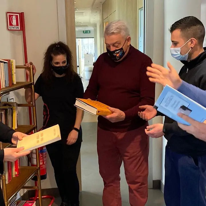 Crotone, Gerardo Sacco e MutaMenti inaugurano la prima biblioteca aziendale