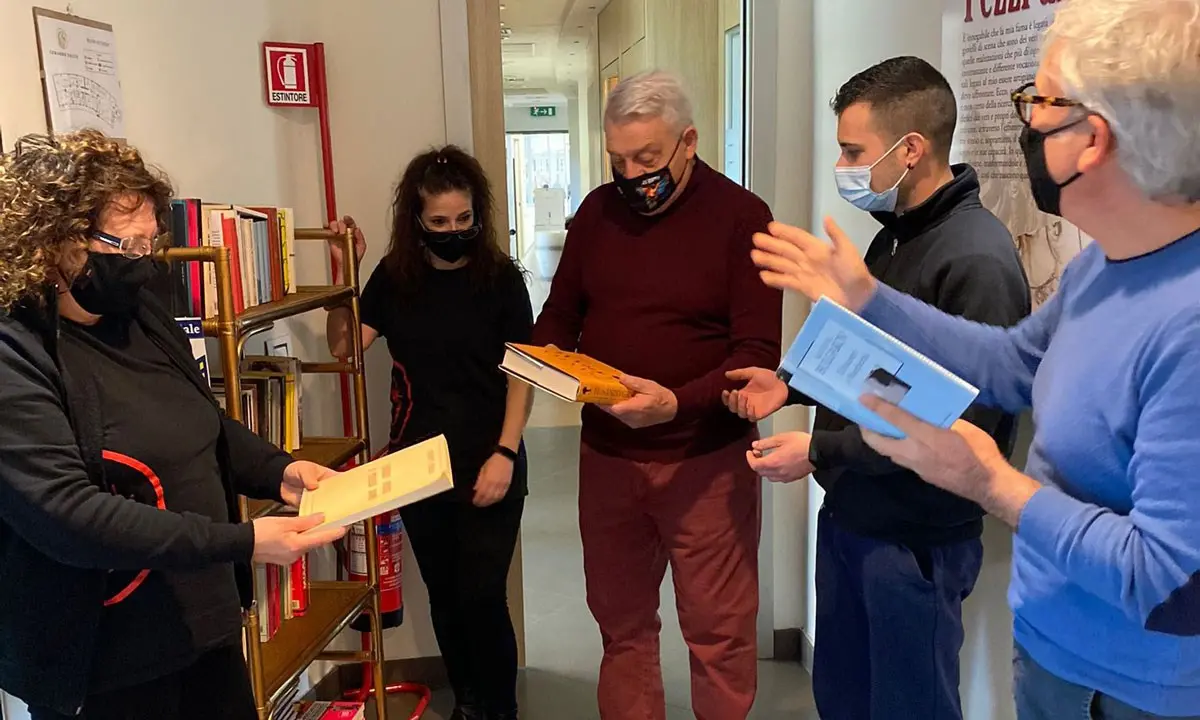 Crotone, Gerardo Sacco e MutaMenti inaugurano la prima biblioteca aziendale