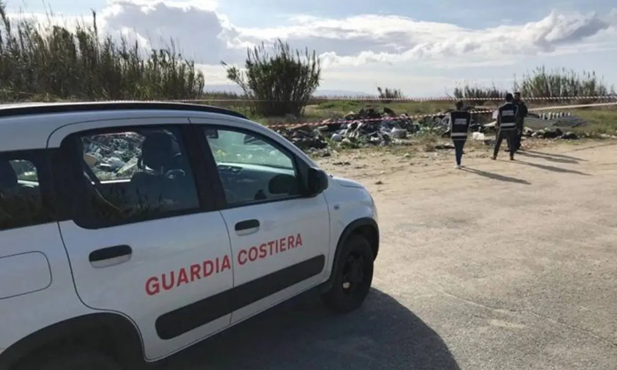 Gizzeria, sequestrata maxi discarica abusiva: c'erano anche rifiuti pericolosi