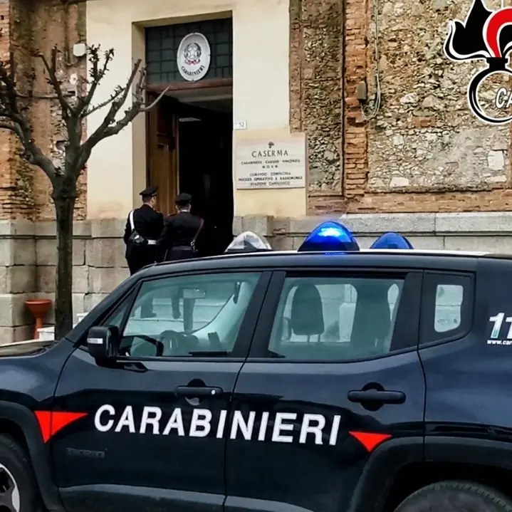 Picchia un uomo, lo sperona con l’auto e lo insegue in caserma: 40enne arrestato nel Reggino