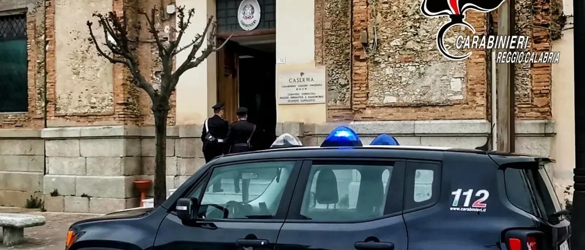 Picchia un uomo, lo sperona con l’auto e lo insegue in caserma: 40enne arrestato nel Reggino