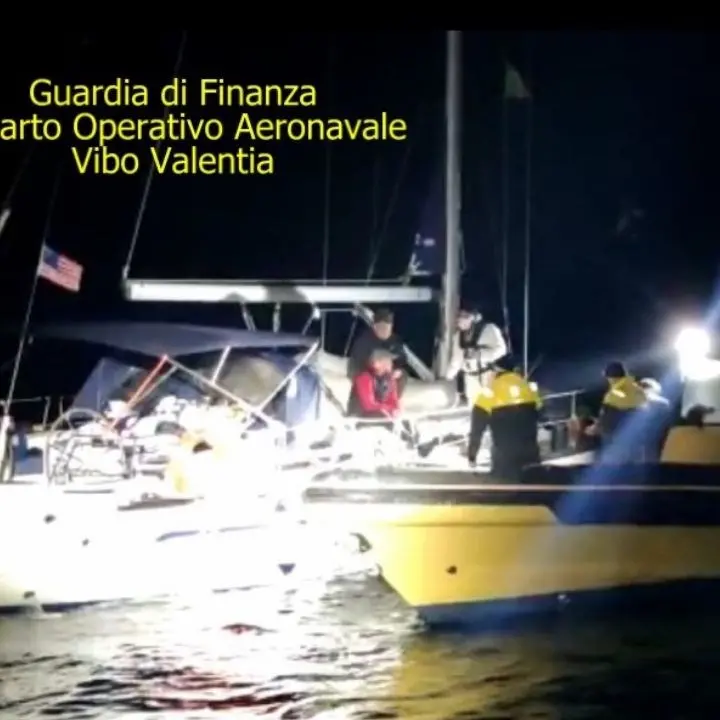 Crotone, intercettata una barca a vela con a bordo 67 migranti: tra loro 3 minori