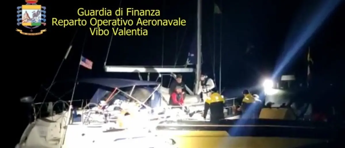 Crotone, intercettata una barca a vela con a bordo 67 migranti: tra loro 3 minori