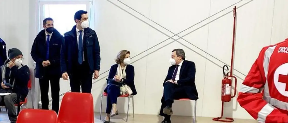 Covid, il presidente Draghi e la moglie si sono vaccinati con AstraZeneca