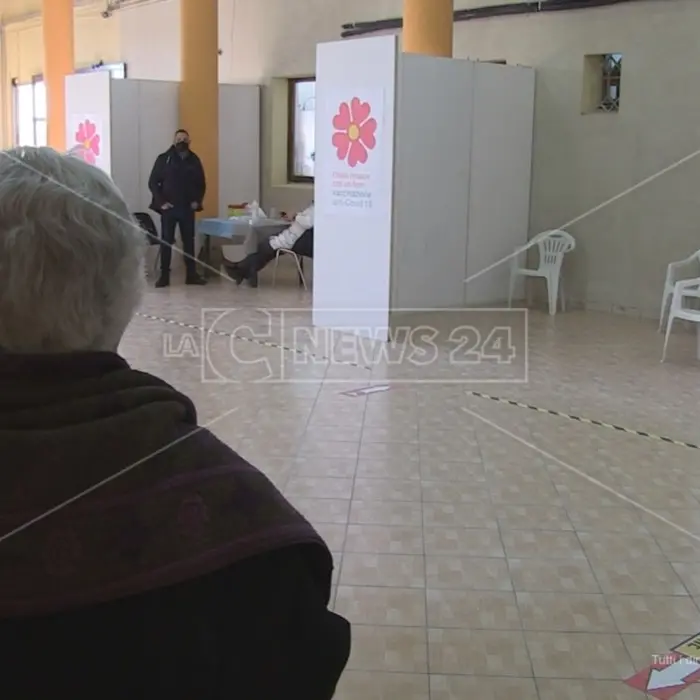 Vaccini, migliaia di calabresi non riescono a prenotarsi perché la Regione non li “riconosce”