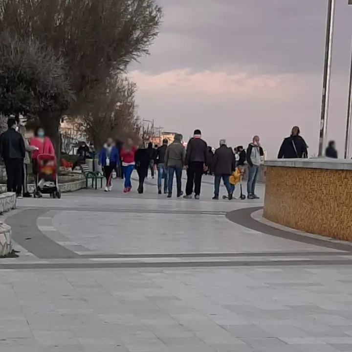 Catanzaro, tutti a spasso sul lungomare nonostante la zona rossa