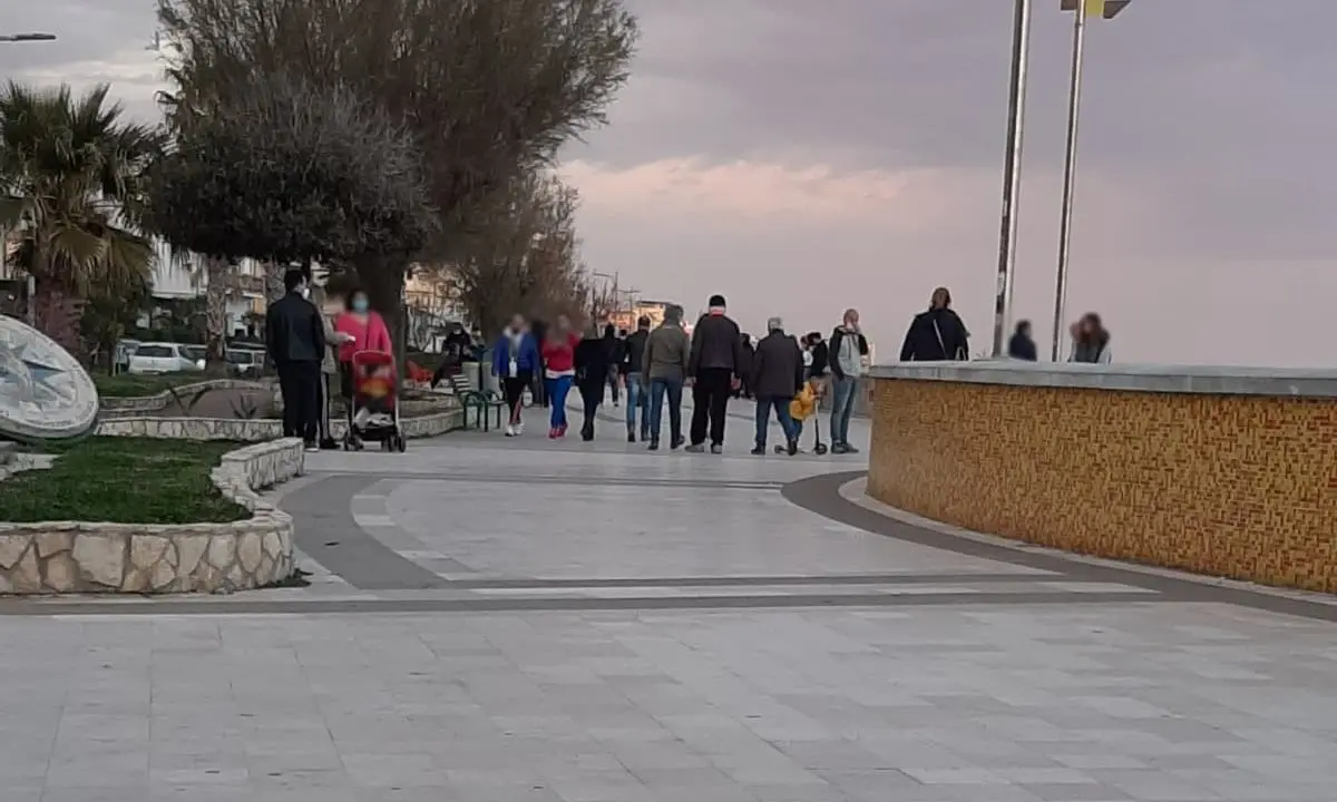 Catanzaro, tutti a spasso sul lungomare nonostante la zona rossa