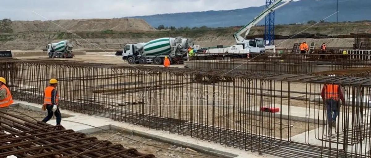 Ospedale Sibaritide, nuova protesta: due operai davanti ai cancelli