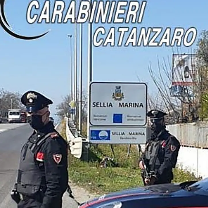 Festa di compleanno a Sellia Marina, i carabinieri multano 11 giovani